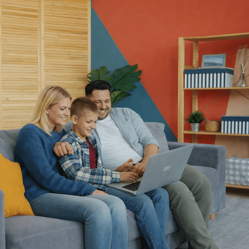 Familie füllt online ein Rundfunkbeitrag-Formular aus